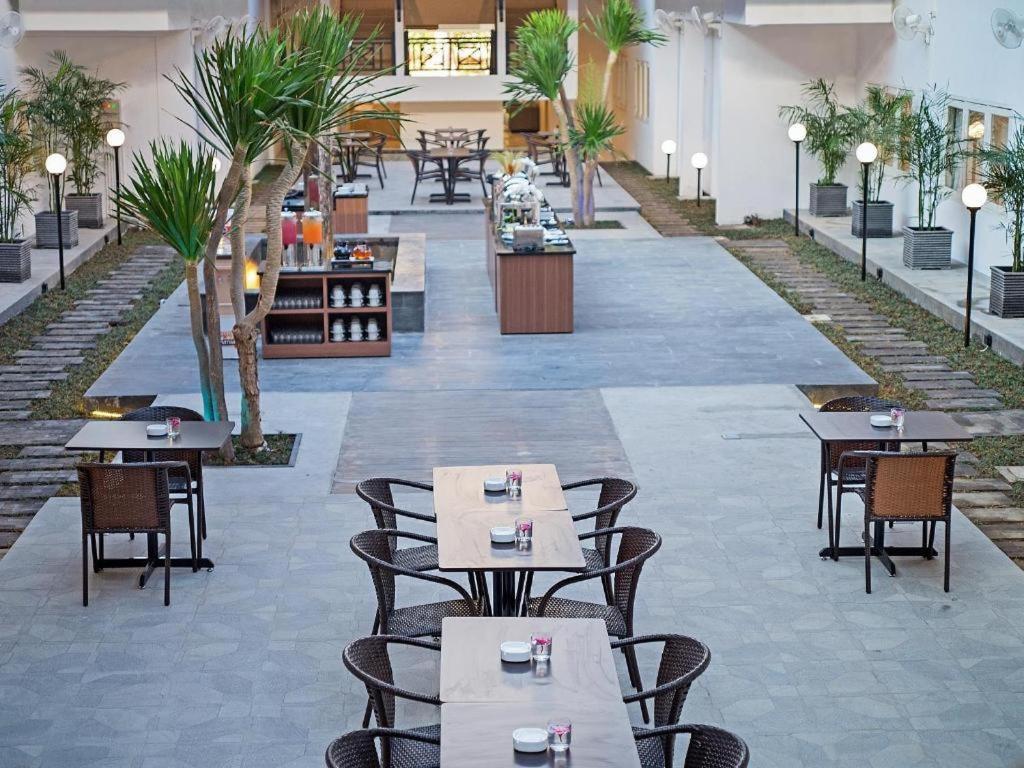 Whiz Prime Hotel Darmo Harapan Surabaya Exterior foto