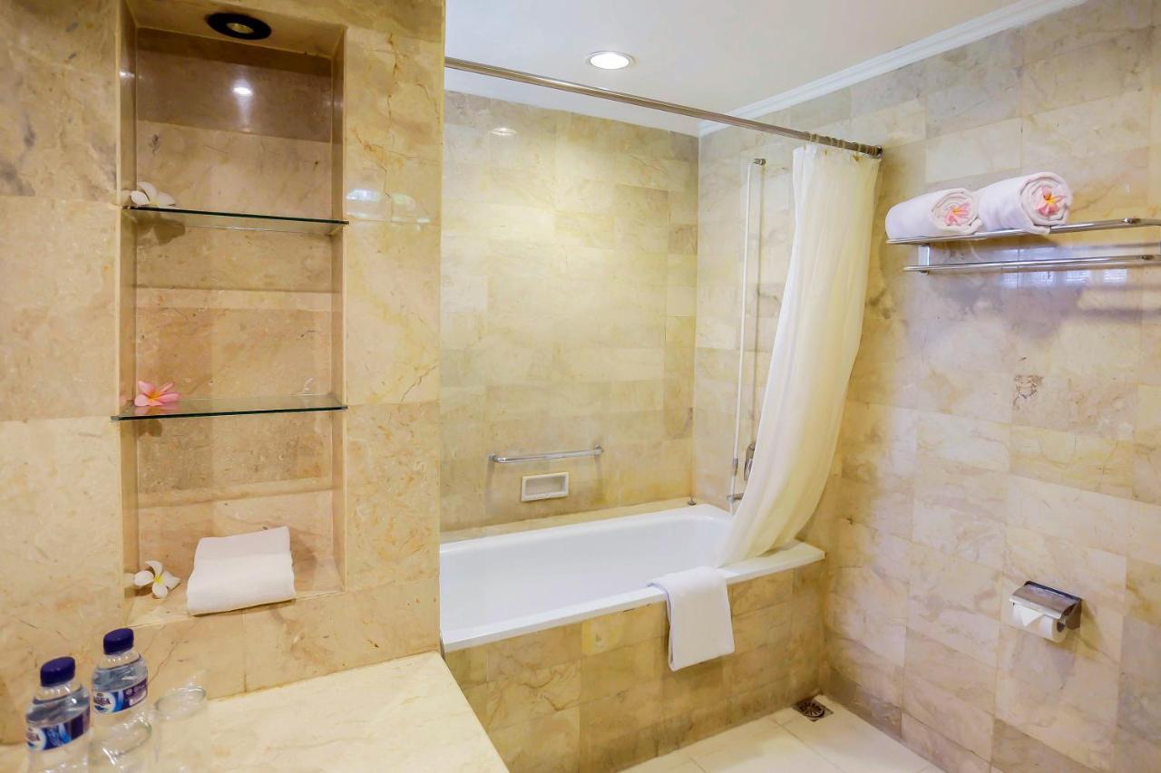 Whiz Prime Hotel Darmo Harapan Surabaya Exterior foto